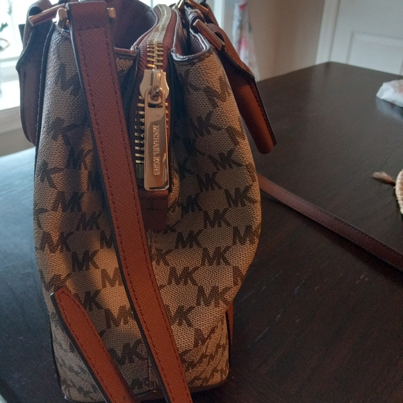 Michael kors purse - Picture 3 of 8